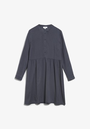 Tmavě šedé dlouhé šaty s dlouhým rukávem vyrobené z jemné látky, s knoflíkovými překlady, nařaseným pasem a bočními kapsami. Hladký povrch po celé délce.