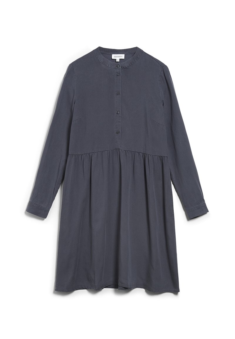 Vestido de manga larga en gris oscuro, confeccionado en una tela suave, con cierres de botones, cintura fruncida y bolsillos laterales. Textura suave en toda su superficie.