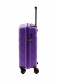Valigia da cabina rigida viola con superficie testurizzata, doppie ruote, manico retrattile e dettaglio della serratura a combinazione.