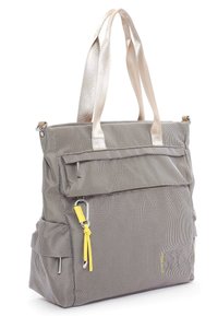 Sac fourre-tout gris texturé avec deux poignées beige clair, deux poches zippées à l'avant et une sangle d'accent jaune. Fabrication en tissu nylon avec une forme structurée.