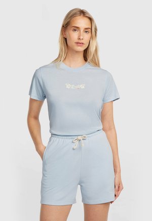 Jasnoniebieski bawełniany t-shirt z krótkimi rękawami, z kwiatowym logo, w zestawie z dopasowanymi szortami z elastycznym paskiem i sznurkiem do regulacji.