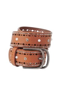 Cinturón de cuero marrón con patrones de diamante recortados, tachas plateadas y perlas sintéticas, asegurado con una hebilla de metal de tono plateado.