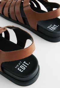 Next REGULAR FIT brązowy