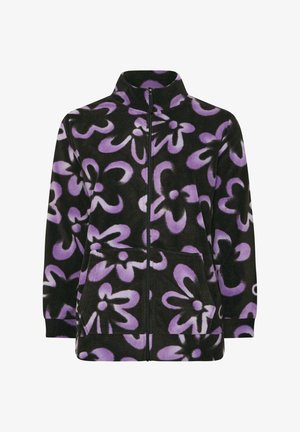 Fleece jack met hoge kraag, zwarte basis en een levendig paarse bloemenpatroon. Heeft een ritssluiting aan de voorkant en twee zijzakken.