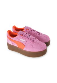 Sneaker in suede rosa con accenti arancioni, punta rotonda, suola in gomma marrone spessa e lacci texturizzati. Logo del marchio sul lato e sulla linguetta.