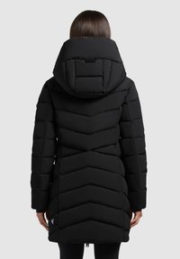 Geacă puffer neagră cu un model în zigzag, având o glugă mare, mâneci lungi și un design de lungime medie. Textura pare netedă și izolată.