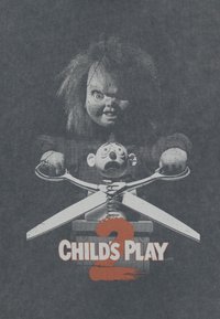Grafikdesign mit einer Puppe mit wilden Haaren, die ein Clownspielzeug und Scheren in der Hand hält. Der Text lautet "CHILD'S PLAY 2" in fettem Rot und Weiß.