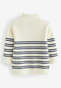Suéter color crema con un cuello alto, que presenta rayas horizontales en azul marino, textura acanalada y mangas de tres cuartos.