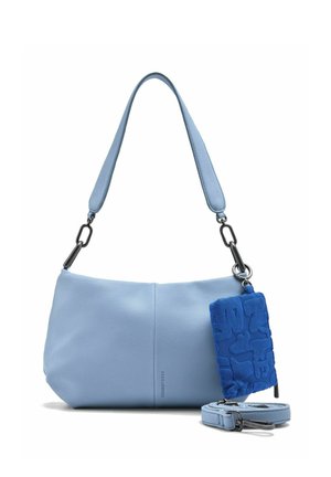 Sac à main en cuir bleu clair avec bandoulière réglable, fermoirs métalliques et petite pochette bleue texturée avec fermeture éclair attachée.