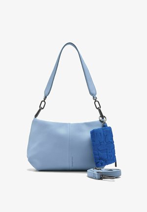 Sac à main en cuir bleu clair avec bandoulière réglable, fermoirs métalliques et petite pochette bleue texturée avec fermeture éclair attachée.