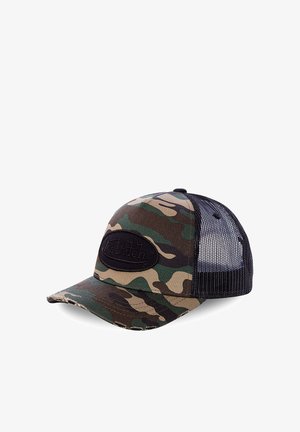 Baseballkappe mit Tarnmuster, schwarzem Netzrücken und schwarzem ovalem Aufnäher mit geprägtem Markennamen auf der Vorderseite.