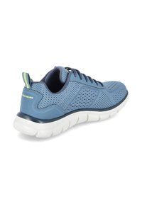 Scarpa sportiva azzurro chiaro con tomaia in mesh, suola intermedia bianca e dettagli testurizzati. Caratterizzata da un cordolo e dal logo Skechers sul tallone.