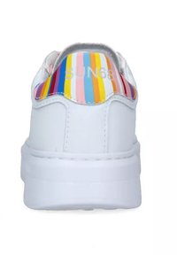 Sneaker bianco con tacco arrotondato, caratterizzato da strisce verticali multicolori in rosa, blu e giallo; logo "SUN68" sul retro.