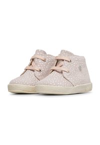 Scarpe beige stringate con un motivo a pois testurizzato, parte superiore in tessuto morbido e suola in gomma; presenta un piccolo logo accentato sul lato.