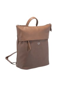 Mochila de cuero marrón y tejido, que cuenta con un asa superior, tirantes ajustables y cierre de cremallera con un acento de logo en la parte delantera.