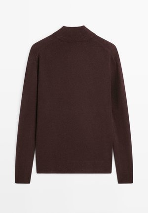 Mørkebrun uldtrøje med lange ærmer, ribstrikket høj krave, ærmekanter og kant forneden, vist bagfra på en hvid baggrund.