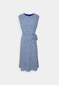 Modrá květinová šaty vyrobená z lehkého materiálu, s kulatým výstřihem, krátkými rukávy a zavazováním v pase, s volánkovou sukní.