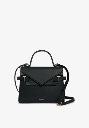 Schwarze strukturierte Handtasche aus strukturiertem Leder, mit einer dreieckigen Klappe, goldenen Hardware-Akzenten und einem verstellbaren Schultergurt.