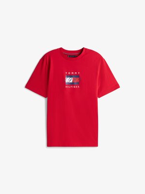 Tee shirt din bumbac roșu cu un logo imprimat central, având inscripțiile "TOMMY" și "1985" în alb și albastru. Găușă clasică și mâneci scurte.