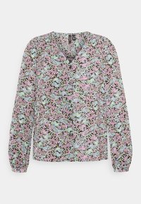 Blusa floral com decote em V e mangas bufantes longas. Feita de um tecido leve com fundo preto e padrão floral multicolorido.