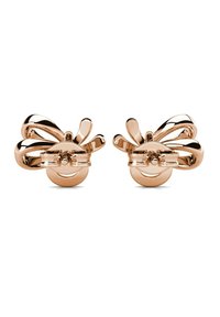 Orecchini in oro rosa con un design a fiocco caratterizzato da forme lisce e curve, con una base circolare. Dettagliati con superfici lucidate e reflective.