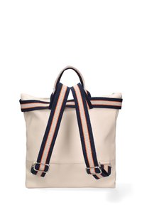 Zaino in pelle crema con spallacci a strisce doppie blu navy e arancioni, manico superiore e chiusure metalliche regolabili.