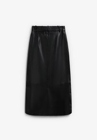 Falda de cuero negra con corte recto, diseño midi, que presenta una cintura con cinturón y una textura suave, con detalles de costura mínimos.