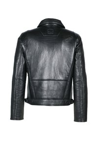 Chaqueta de cuero negro con una textura suave, un diseño estructurado, detalle en el yugo trasero y herrajes minimalistas.