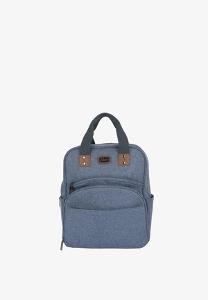 Blauwe stoffen rugzak met een voorvak met rits, twee donkergrijze draaghandvatten en bruine leren accenten nabij de handvatten.