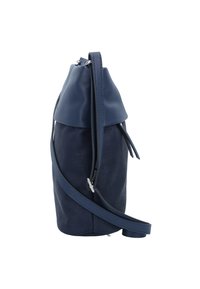 Borsa a secchiello blu navy con una sezione inferiore texture e parte superiore liscia, dotata di chiusura con coulisse e tracolla regolabile.