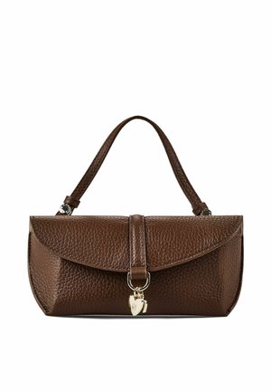 Bolso de cuero marrón texturizado con un asa corta, cierre de solapa y un colgante dorado en forma de corazón colgando de la correa delantera.
