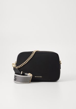 Sort rektangulær Michael Kors crossbody taske med guldkæde og aftagelig sort/hvid stofrem.