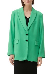 Zeleni blazer iz gladkega materiala, ki ima žepni ovratnik, dva gumba in dva sprednja žepa. Oblikovan za prilagojen kroj.
