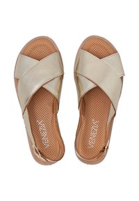 Gouden leren sandalen met gekruiste banden, open teen en een gevoerde binnenzool met perforaties. Bruine zool met verstelbare enkelband.