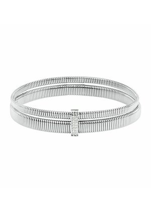 Bracciale doppio a spirale in argento con un particolare a barra verticale decorato con piccoli cristalli trasparenti.