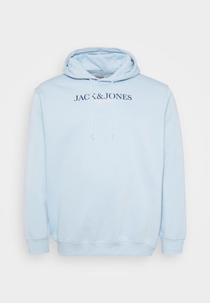 Sudadera azul clara con un bolsillo frontal, capucha con cordón y texto del logo "JACK & JONES" en azul oscuro en el pecho.
