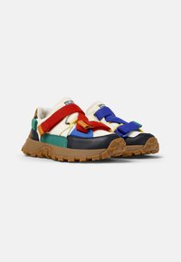 Mehrfarbige Sneaker aus einer Mischung aus Canvas und Leder. Verfügt über rote, blaue und grüne Riemen sowie eine robuste Gummisohle. Strukturierte Oberfläche.