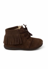 Botas de tobillo de ante marrón con detalles de flecos, puntera redonda y diseño con cordones. Forro interior suave y suela flexible para mayor comodidad.