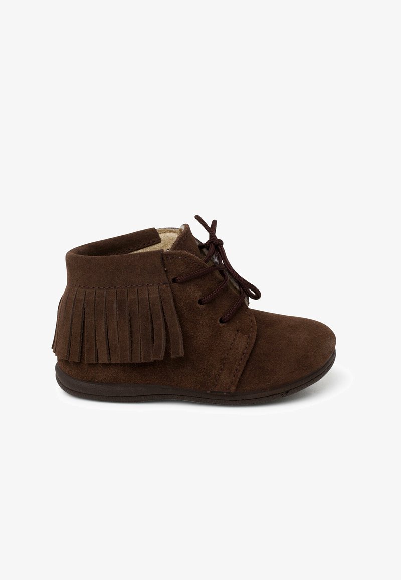 Botas de tobillo de ante marrón con detalles de flecos, puntera redonda y diseño con cordones. Forro interior suave y suela flexible para mayor comodidad.