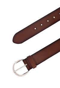 Cintura in pelle marrone con fibbia rotonda in argento e numerosi fori di regolazione su sfondo bianco.