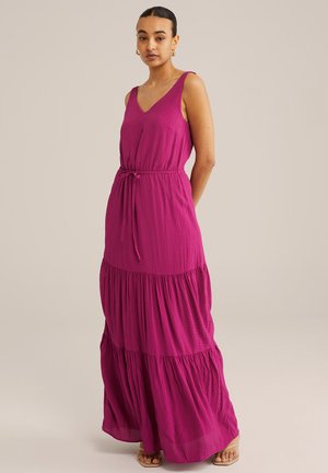 Robe maxi fuchsia avec taille ajustable, décolleté en V et design à étages. Fabriquée en tissu léger et texturé.