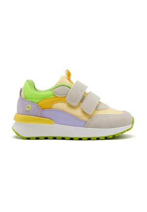 Sneaker con una combinazione di materiali giallo pastello, verde, viola e grigio. Presenta due cinturini in Velcro e una suola in gomma testurizzata.