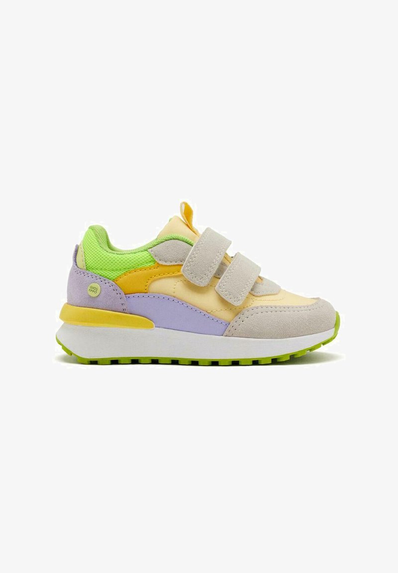 Zapatilla con una combinación de materiales en amarillo pastel, verde, púrpura y gris. Cuenta con dos correas de Velcro y una suela de goma texturizada.