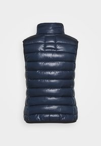 Granatowa kamizelka puchowa z wysokim kołnierzem, pikowany design, błyszczące wykończenie i poziome przeszycia. Bez rękawów; dół jest lekko elastyczny.