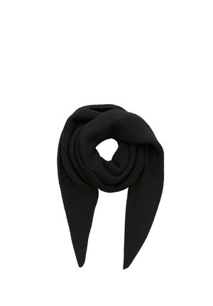 Schwarzer, strukturiert gestrickter Schal, zu einer Schlaufe gelegt mit zwei spitzen Enden, die nach unten hängen vor weißem Hintergrund.