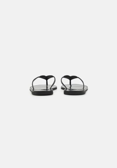 Sandalias de tiras negras con un diseño de cinta en forma de corazón, suela plana, textura suave y costuras mínimas a lo largo de los bordes.