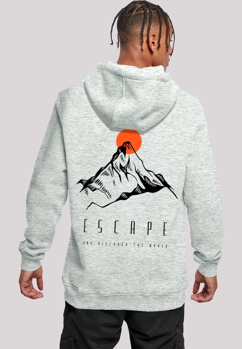 Grijze sweater hoodie met een bergafbeelding en een oranje zon op de achterkant. Heeft lange mouwen en een voorzak.