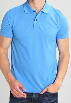 Hellblaues Poloshirt mit kurzen Ärmeln, dreiknöpfiger Knopfleiste und gesticktem Logo auf der Brust, gefertigt aus einem glatten Baumwollmischgewebe.