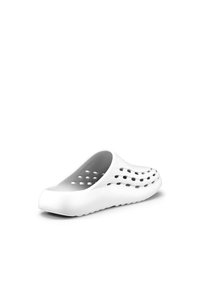 Weißer Slip-On-Clog aus flexiblem Material mit Belüftungsöffnungen und abgerundeter Zehe. Glatte Textur mit niedrigem Profil.