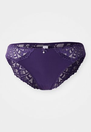Chiloți din dantelă violetă și material, cu o margine zimțată din dantelă și un mic pandantiv decorativ în partea din față. Textură netedă.